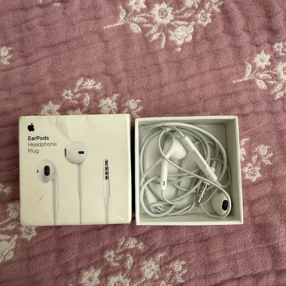 Apple White EarPods with 3.5mm Headphone Plug